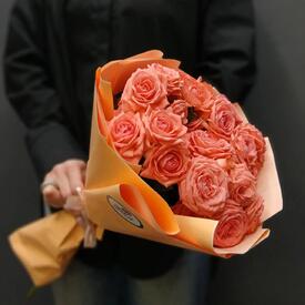 Букет из 9 коралловых кустовых роз 50см