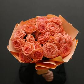Букет из 9 коралловых кустовых роз 50см