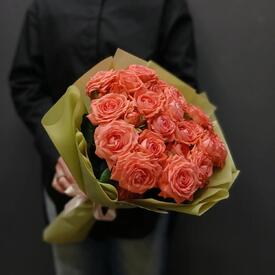 Букет из 7 коралловых кустовых роз 50см 