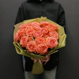 Букет из 7 коралловых кустовых роз 50см 
