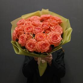 Букет из 7 коралловых кустовых роз 50см 