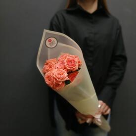 Букет из 3 коралловых кустовых роз 50см