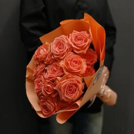 Букет из 5 коралловых кустовых роз 50см