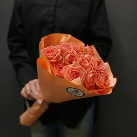 Букет из 5 коралловых кустовых роз 50см