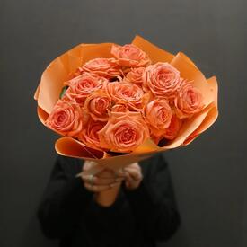 Букет из 5 коралловых кустовых роз 50см