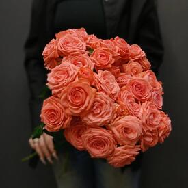 Букет из 11 коралловых кустовых роз 50см