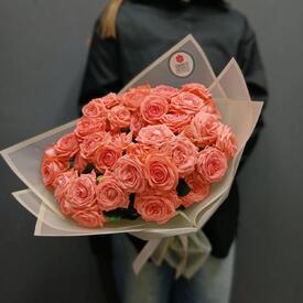 Букет из 11 коралловых кустовых роз 50см
