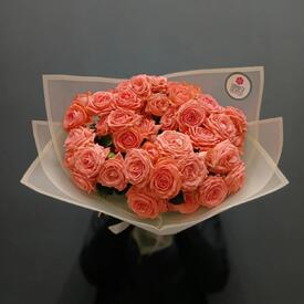 Букет из 11 коралловых кустовых роз 50см