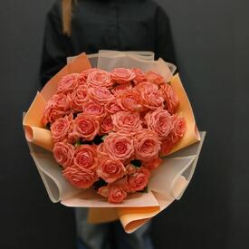 Букет из 13 коралловых кустовых роз 50см