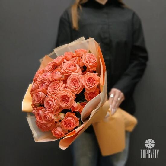 Букет из 13 коралловых кустовых роз 50см