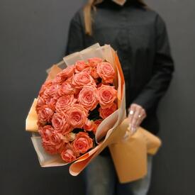 Букет из 13 коралловых кустовых роз 50см