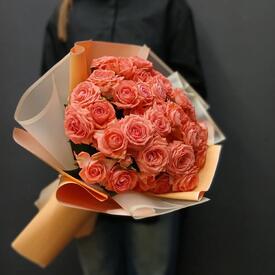 Букет из 13 коралловых кустовых роз 50см