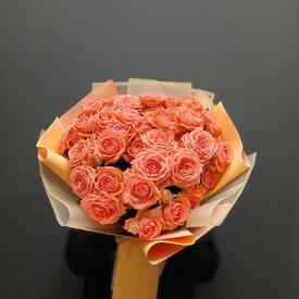 Букет из 13 коралловых кустовых роз 50см