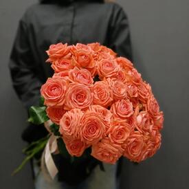 Букет из 13 коралловых кустовых роз 50см