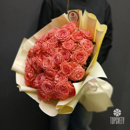Букет из 15 коралловых кустовых роз 50см