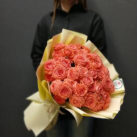 Букет из 15 коралловых кустовых роз 50см