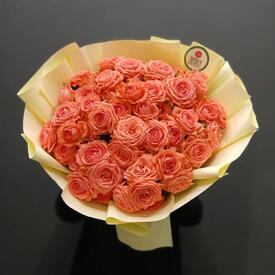Букет из 15 коралловых кустовых роз 50см