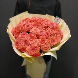 Букет из 15 коралловых кустовых роз 50см