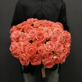 Букет из 17 коралловых кустовых роз 50см