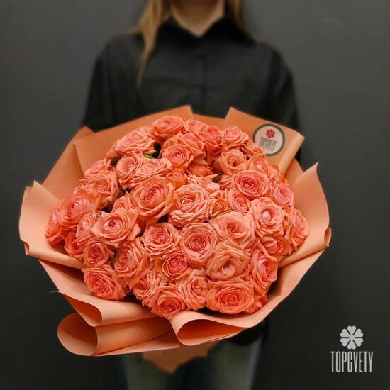 Букет из 17 коралловых кустовых роз 50см
