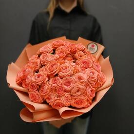 Букет из 17 коралловых кустовых роз 50см