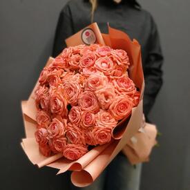 Букет из 17 коралловых кустовых роз 50см