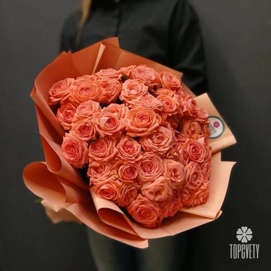 Букет из 17 коралловых кустовых роз 50см