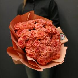 Букет из 17 коралловых кустовых роз 50см