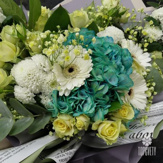 Букет из гортензий, кустовых роз, гербер и хризантем