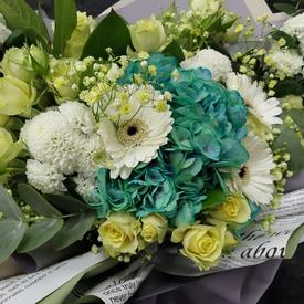 Букет из гортензий, кустовых роз, гербер и хризантем