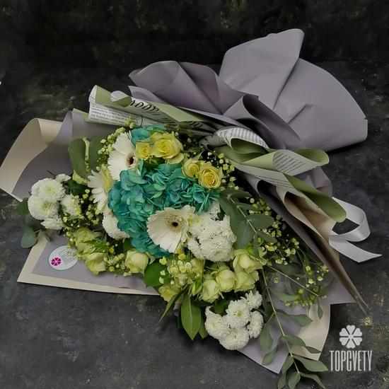 Букет из гортензий, кустовых роз, гербер и хризантем