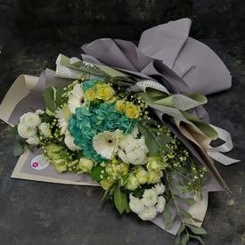 Букет из гортензий, кустовых роз, гербер и хризантем