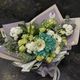 Букет из гортензий, кустовых роз, гербер и хризантем