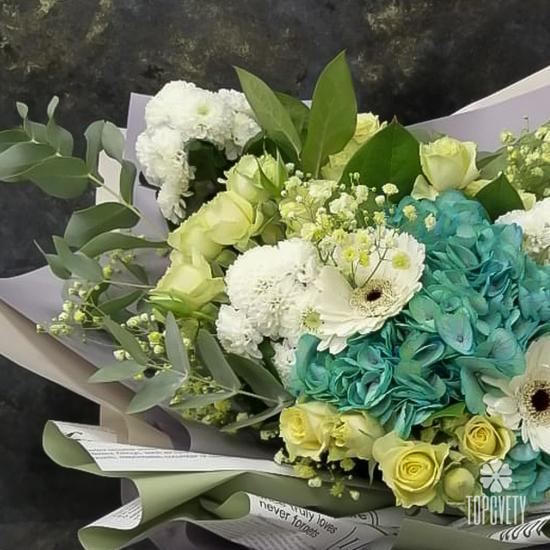 Букет из гортензий, кустовых роз, гербер и хризантем