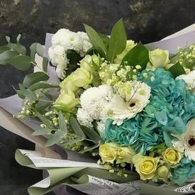 Букет из гортензий, кустовых роз, гербер и хризантем