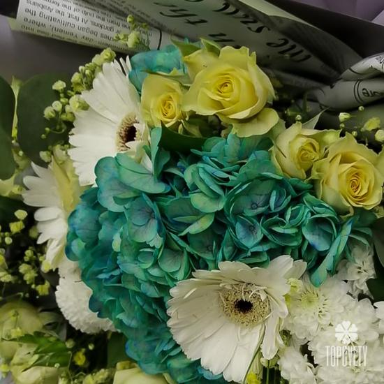 Букет из гортензий, кустовых роз, гербер и хризантем