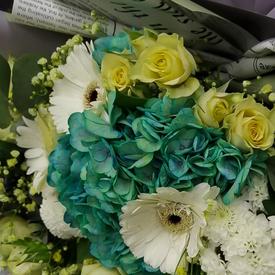 Букет из гортензий, кустовых роз, гербер и хризантем