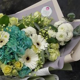 Букет из гортензий, кустовых роз, гербер и хризантем