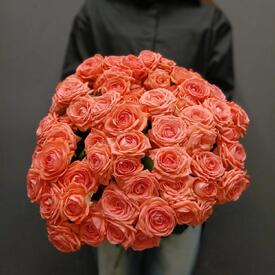 Букет из 19 коралловых кустовых роз 50см