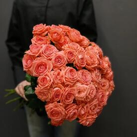 Букет из 19 коралловых кустовых роз 50см