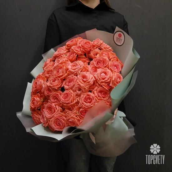 Букет из 21 коралловой кустовой розы 50см