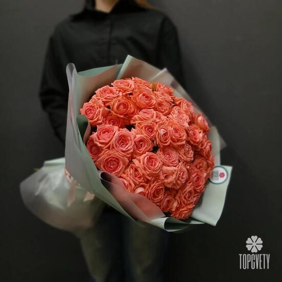 Букет из 21 коралловой кустовой розы 50см