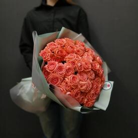 Букет из 21 коралловой кустовой розы 50см