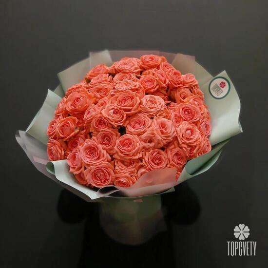 Букет из 21 коралловой кустовой розы 50см