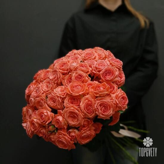 Букет из 25 коралловых кустовых роз 50см