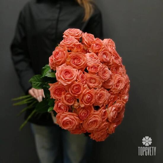 Букет из 25 коралловых кустовых роз 50см