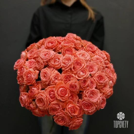 Букет из 25 коралловых кустовых роз 50см