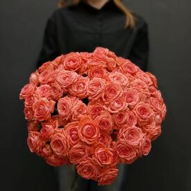 Букет из 25 коралловых кустовых роз 50см