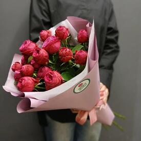 Букет из 5 малиновых кустовых роз 60см