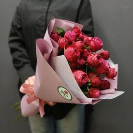 Букет из 5 малиновых кустовых роз 60см